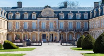 Cette image montre la cour intérieure du château de Pierre de Bresse