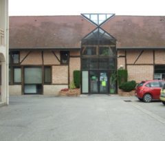 Cette image présente la façade du bâtiment de la bibliothèque intercommunale.