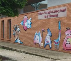 Cette image est la facade du bâtiment de la maison d'accueil du jeune enfant.